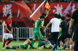 雷速体育下载-足球赛场颠簸惊险连连，双方均有表现