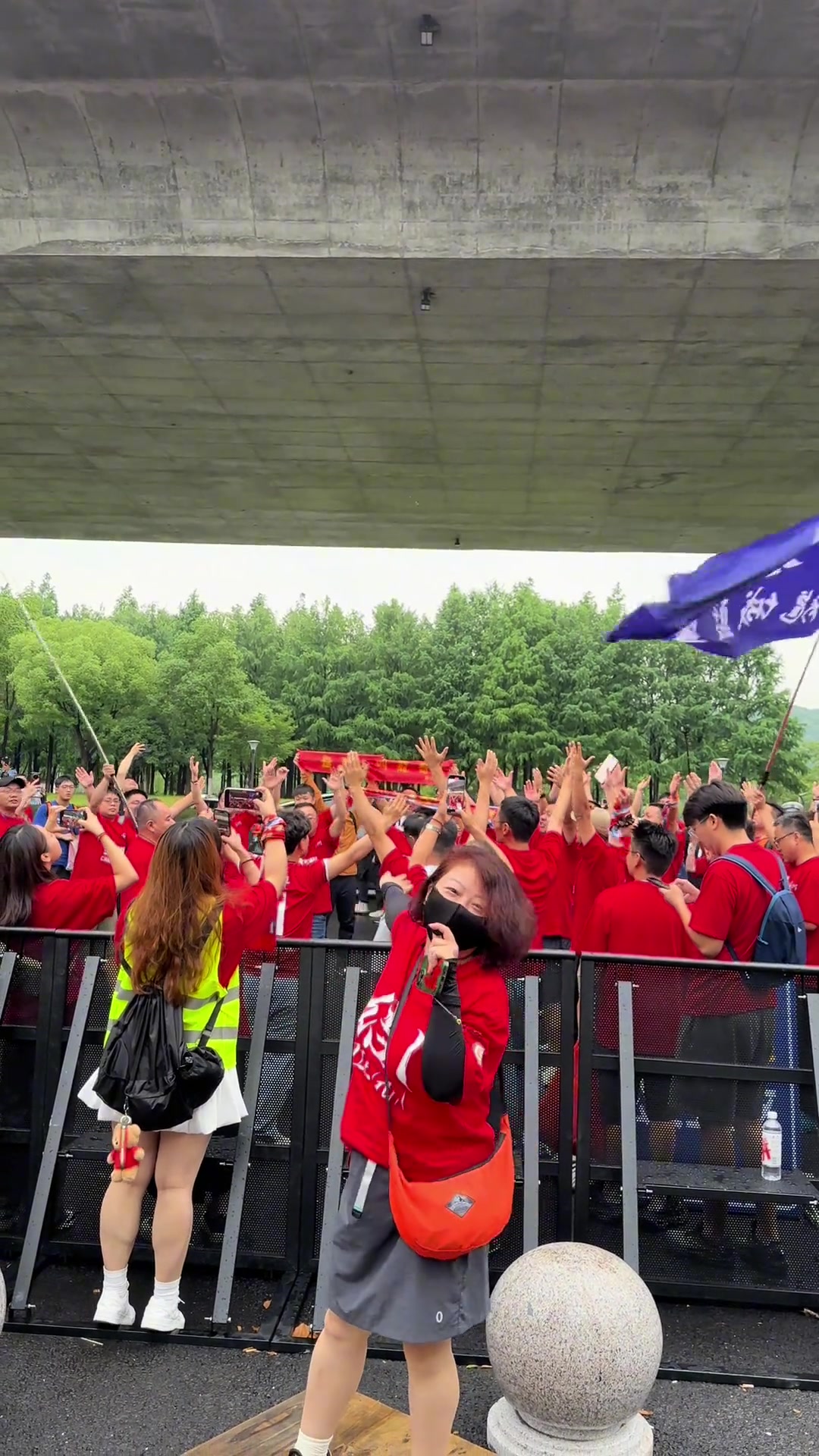 国际女足比赛现场热闹，球迷激情呐喊助威支持