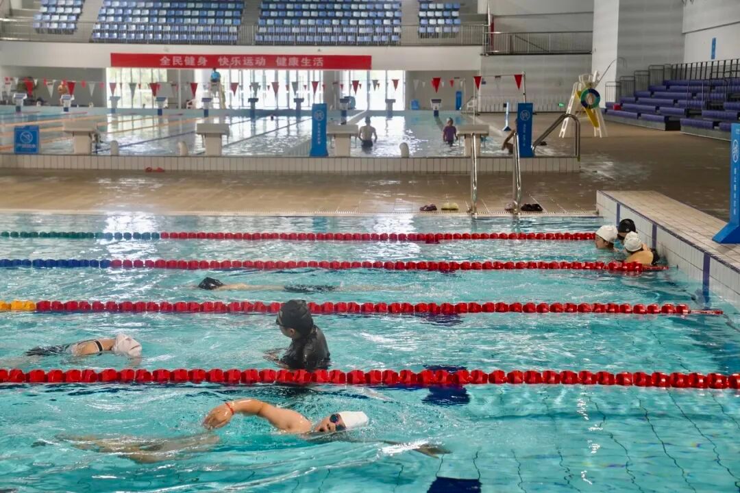 游泳场外新闻不断,话题热度爆表的简单介绍 游泳场外新闻不断,话题热度爆表的简单介绍